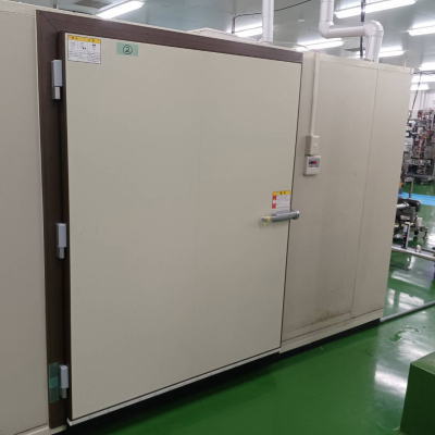 プレハブ冷蔵庫の機器入れ替え